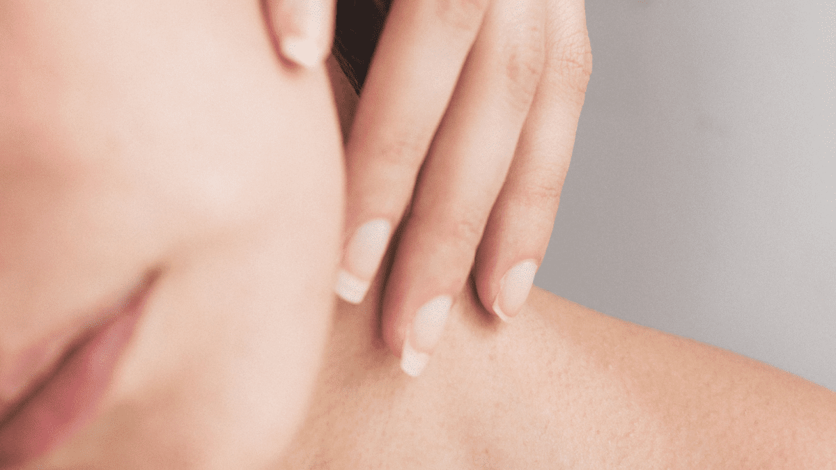 10 DIY Homemade Sensual Massage Oil Recipes picture