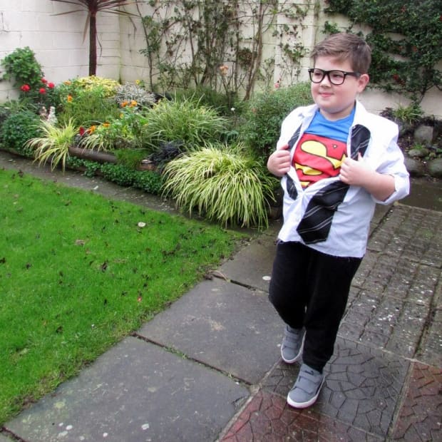 halloween-diy-ideas-how-to-make-halloween-costumes-for-the-kids-superman-clark-kent-for-trickor-treating-homemade