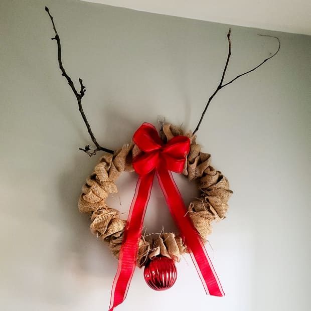 rustic-reindeer-wreath