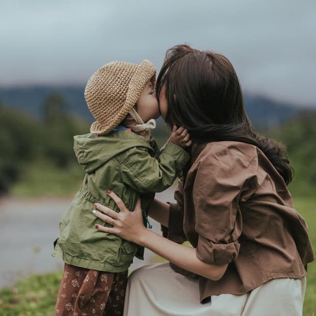 kissing-your-child-on-the-lips-pros-cons-and-when-to-stop