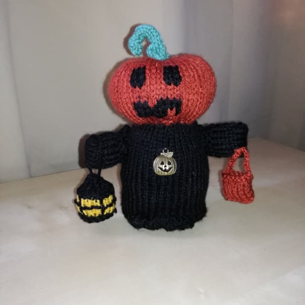 knitted-mr-pumpkin-head-halloween-doll-with-pattern