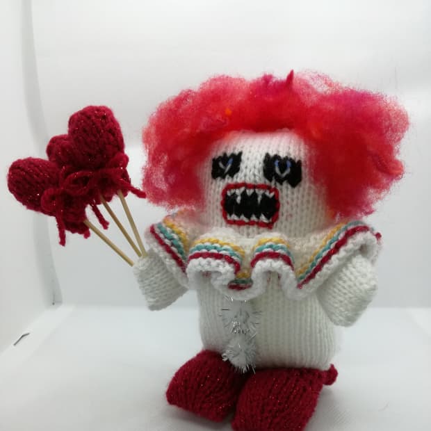 knitted-scary-halloween-clown-with-pattern