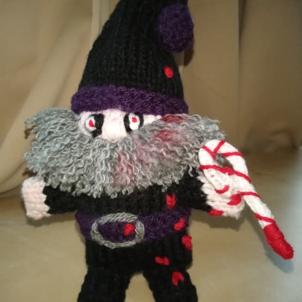 knitted-scary-santa-with-pattern