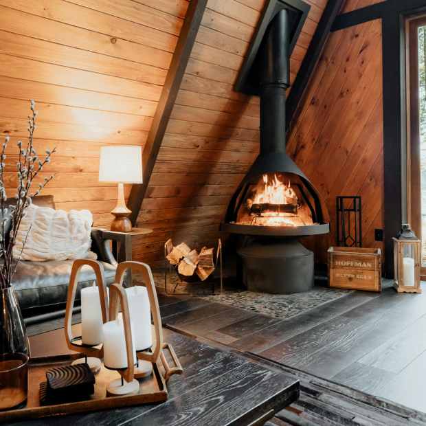 Cozy fire in the living room 2/2 (IG: @clay.banks)