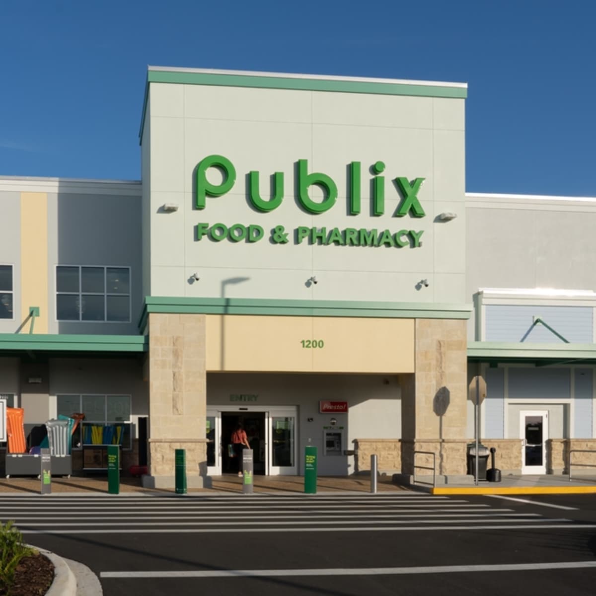 Publix' Grocery Store in Orlando Now Comes With a Bar So People Can 'Sip  and Shop' - Delishably News