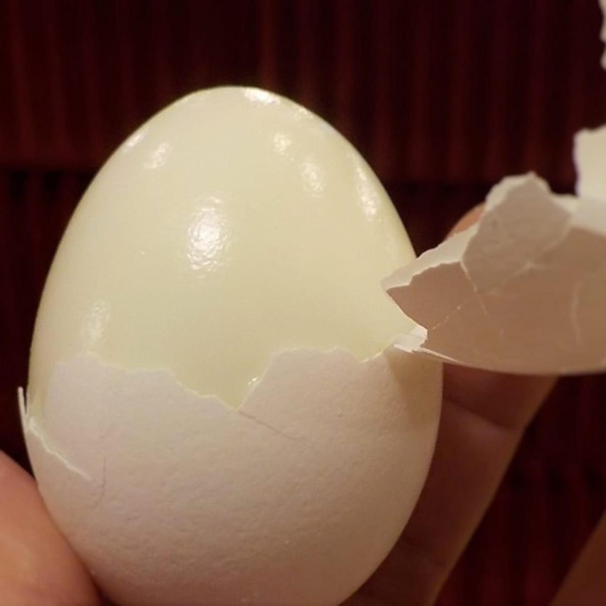 Почему падает яйцо. Протертое яйцо. Яйца очищенные. Средство для чистки яиц. Почистить яйца.