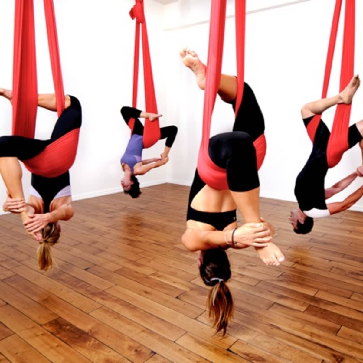 9 Aerial Yoga Poses For Beginners & Beyond: The Amazing Benefits Of  Anti-Gravity Yoga Asanas | The Yogatique
