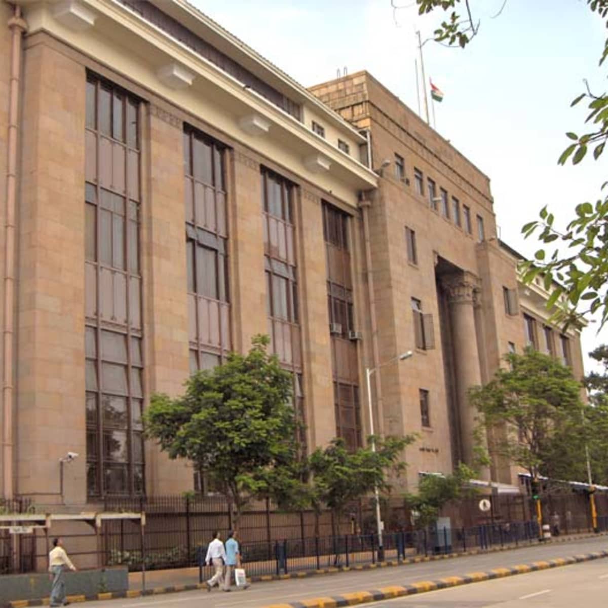 reserve-bank-of-india-rbi-officers-salaries-and-perks-toughnickel