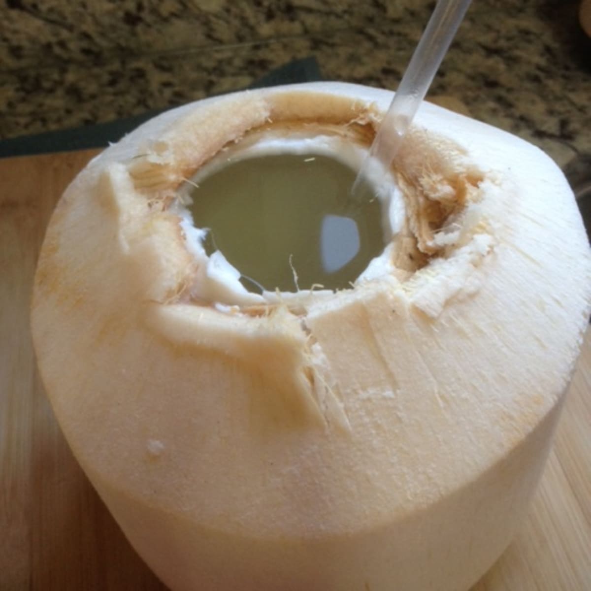 Сколько воды в кокосе. Кокос питьевой. Жидкость внутри кокоса. Питьевой Кокос внутри. Внутри кокоса вода?.