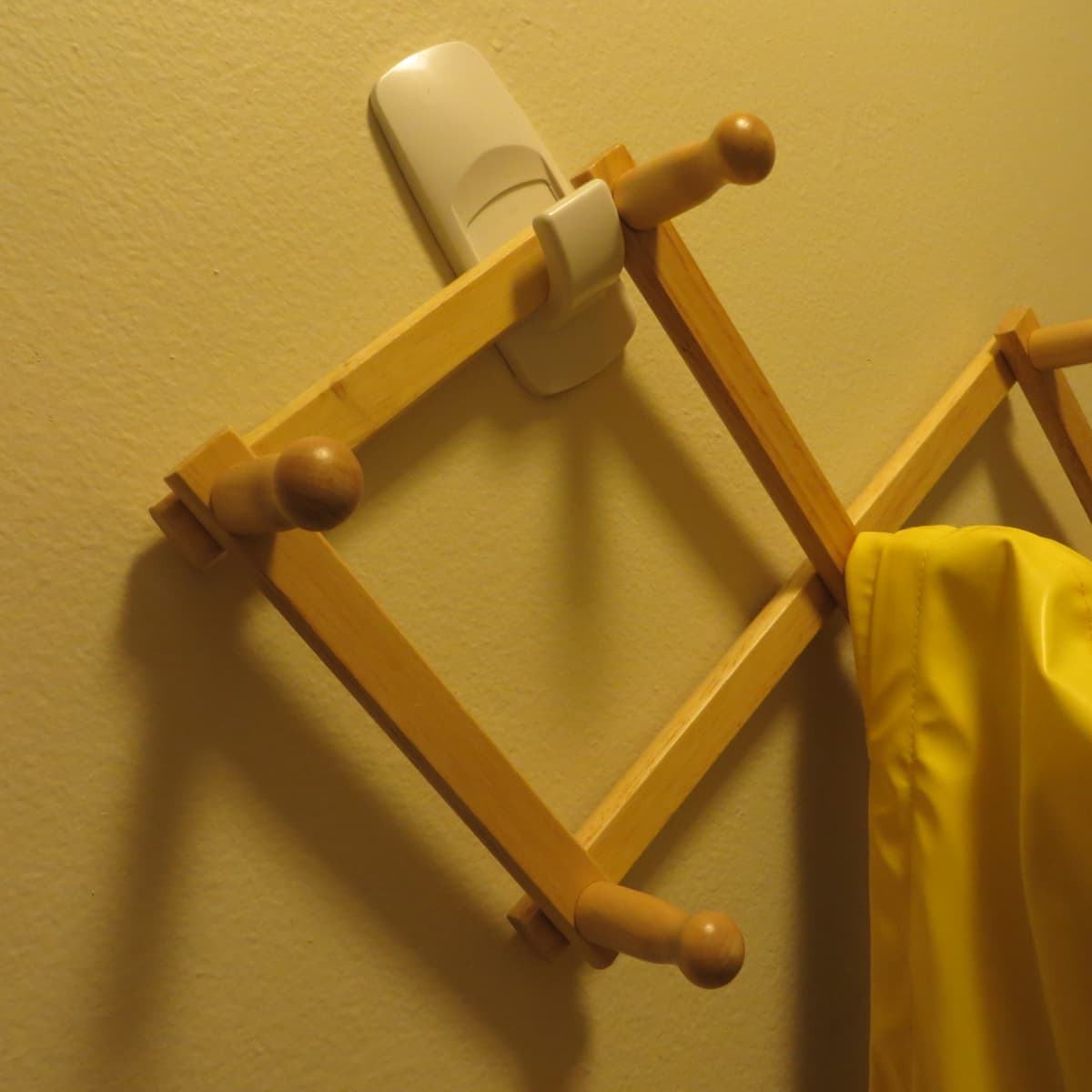 How to Make a DIY Accordion Coat Rack --{Free Plans & Video Tutorial}