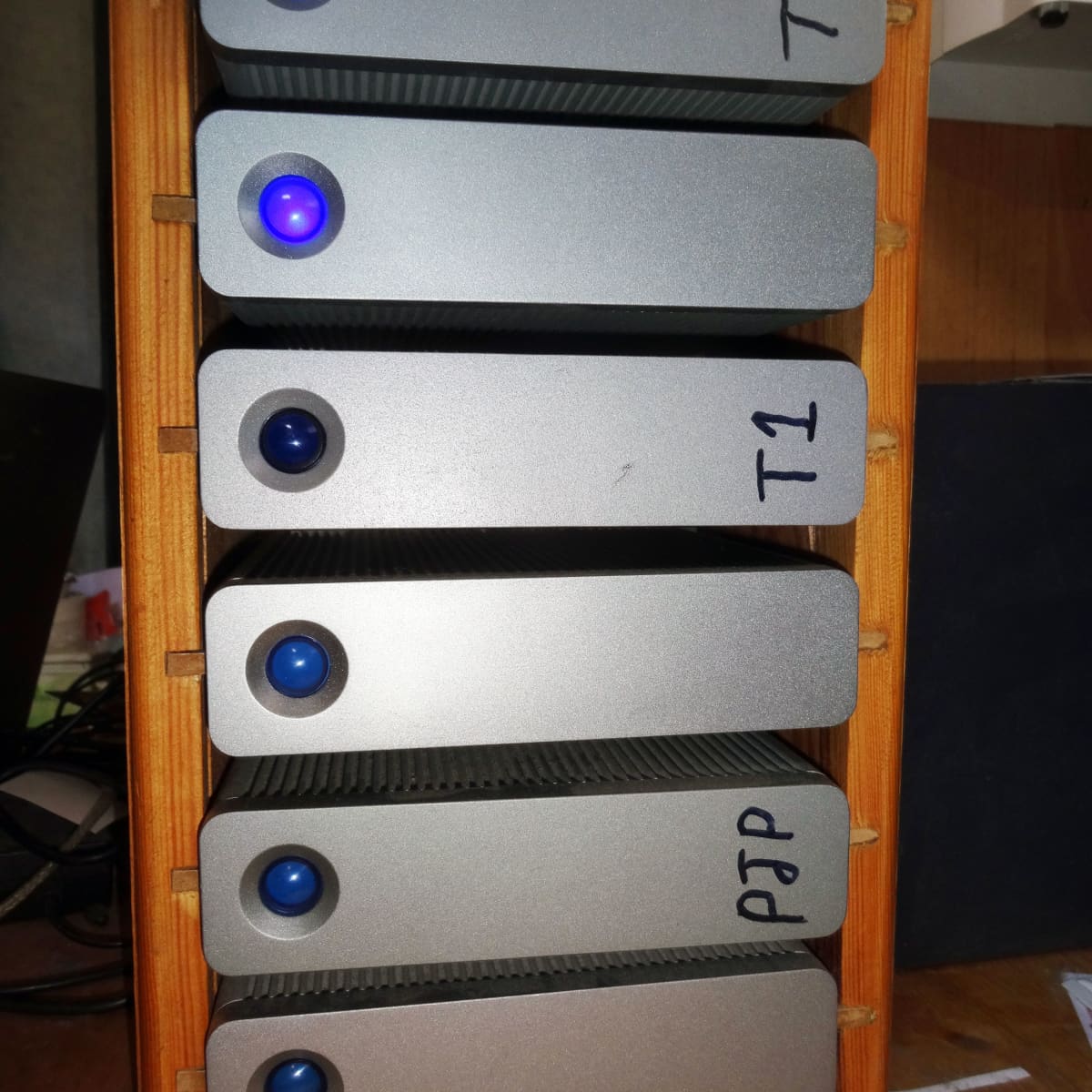 How to Make an HDD Storage Rack From for External Hard - FeltMagnet
