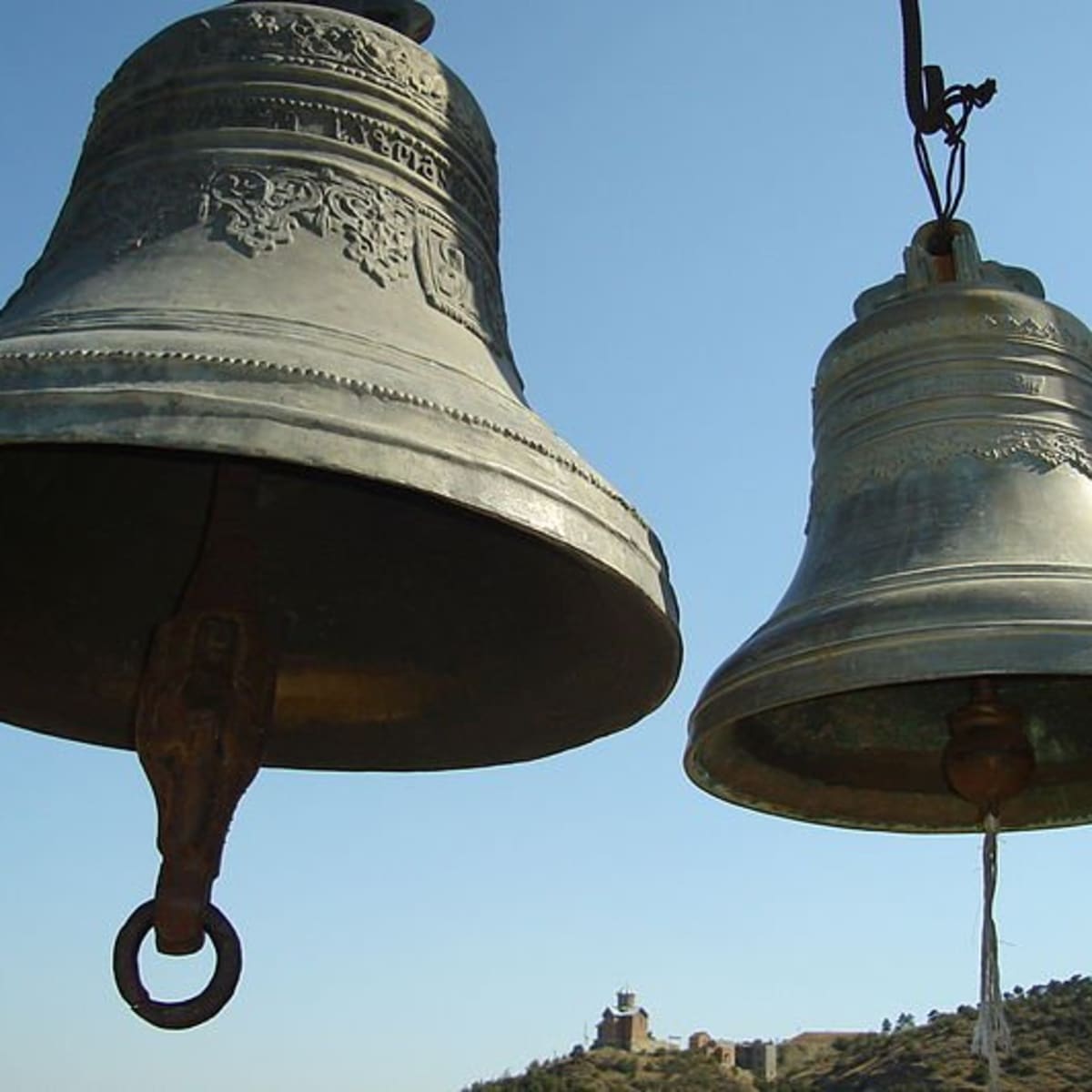 How Two of the Most Famous Bells in History Got Cracked