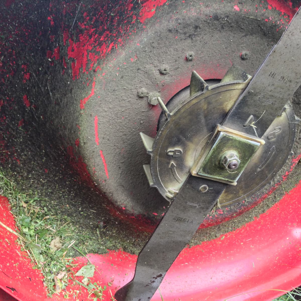 How to Sharpen and Balance Lawn Mower Blades - Dengarden