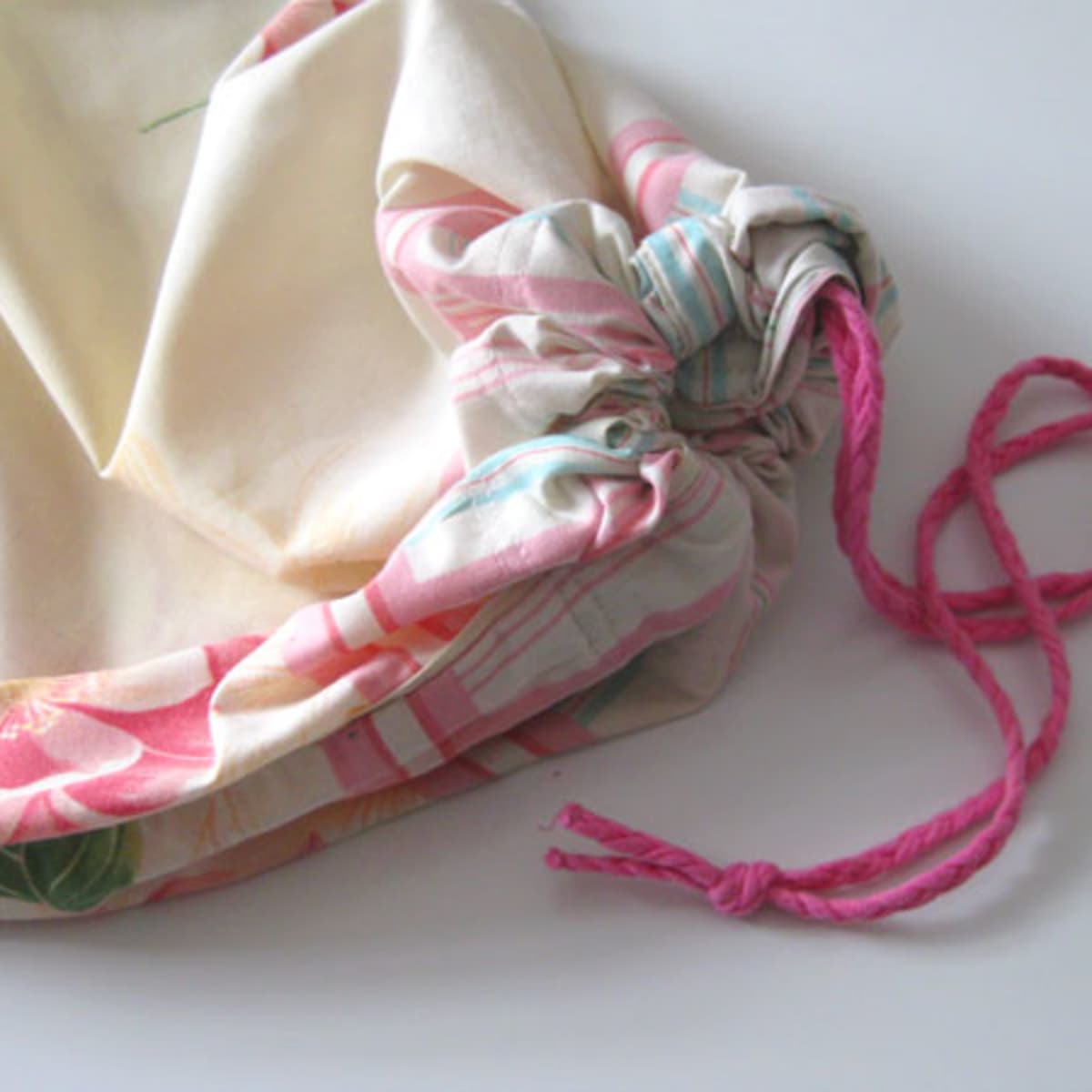 Homemade Mesh Laundry Bag Sewing Tutorial : DIY Lingerie Wash Bag 