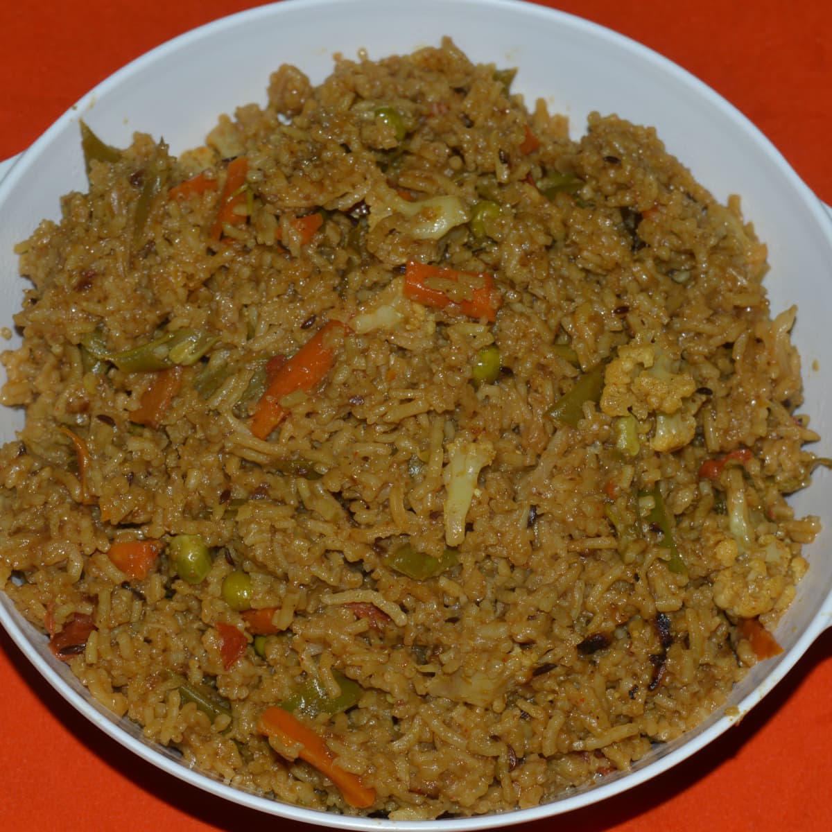 https://images.saymedia-content.com/.image/ar_1:1%2Cc_fill%2Ccs_srgb%2Cfl_progressive%2Cq_auto:eco%2Cw_1200/MTc0NDI1NDA2MDU5ODQ5MzUw/easy-recipes-making-vegetable-biryani-in-a-pressure-cooker.jpg