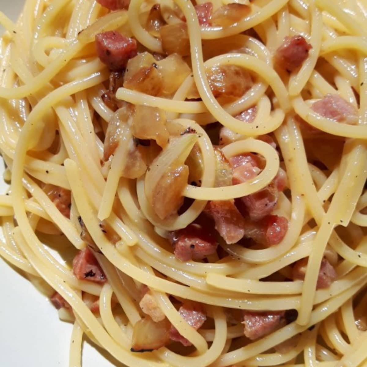 https://images.saymedia-content.com/.image/ar_1:1%2Cc_fill%2Ccs_srgb%2Cfl_progressive%2Cq_auto:eco%2Cw_1200/MTc0NDI3NTI2NzAwMjc5MTQ0/foolproof-spaghetti-carbonara-easy-and-delicious.jpg