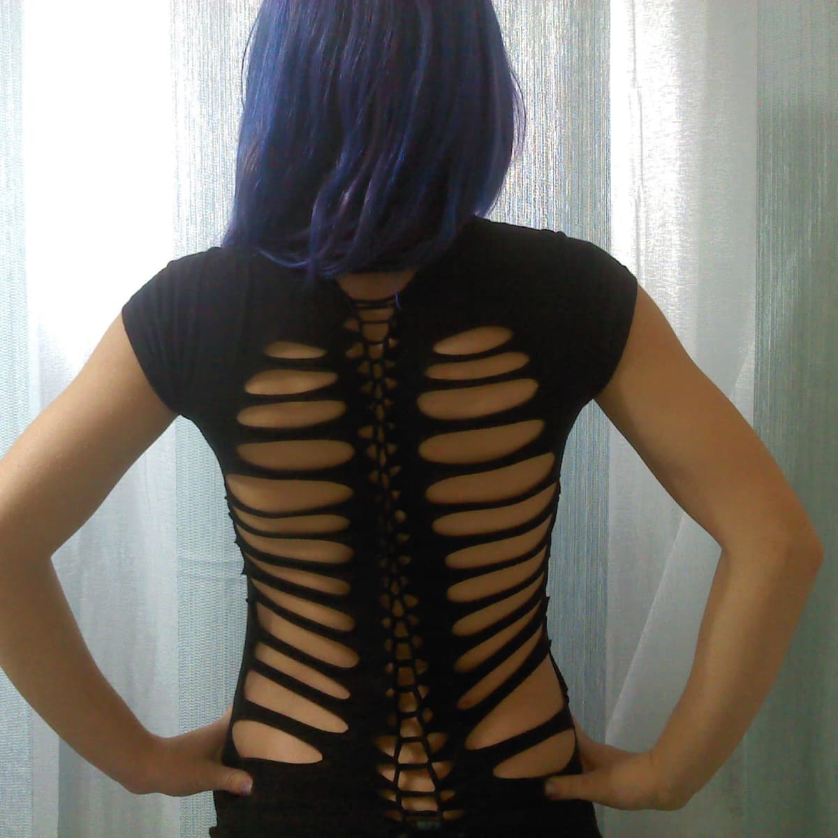 DIY Fashion, Old Tshirt Refashion, great project, takes 5 minutes, no sew,  so easy tshirt to backless top