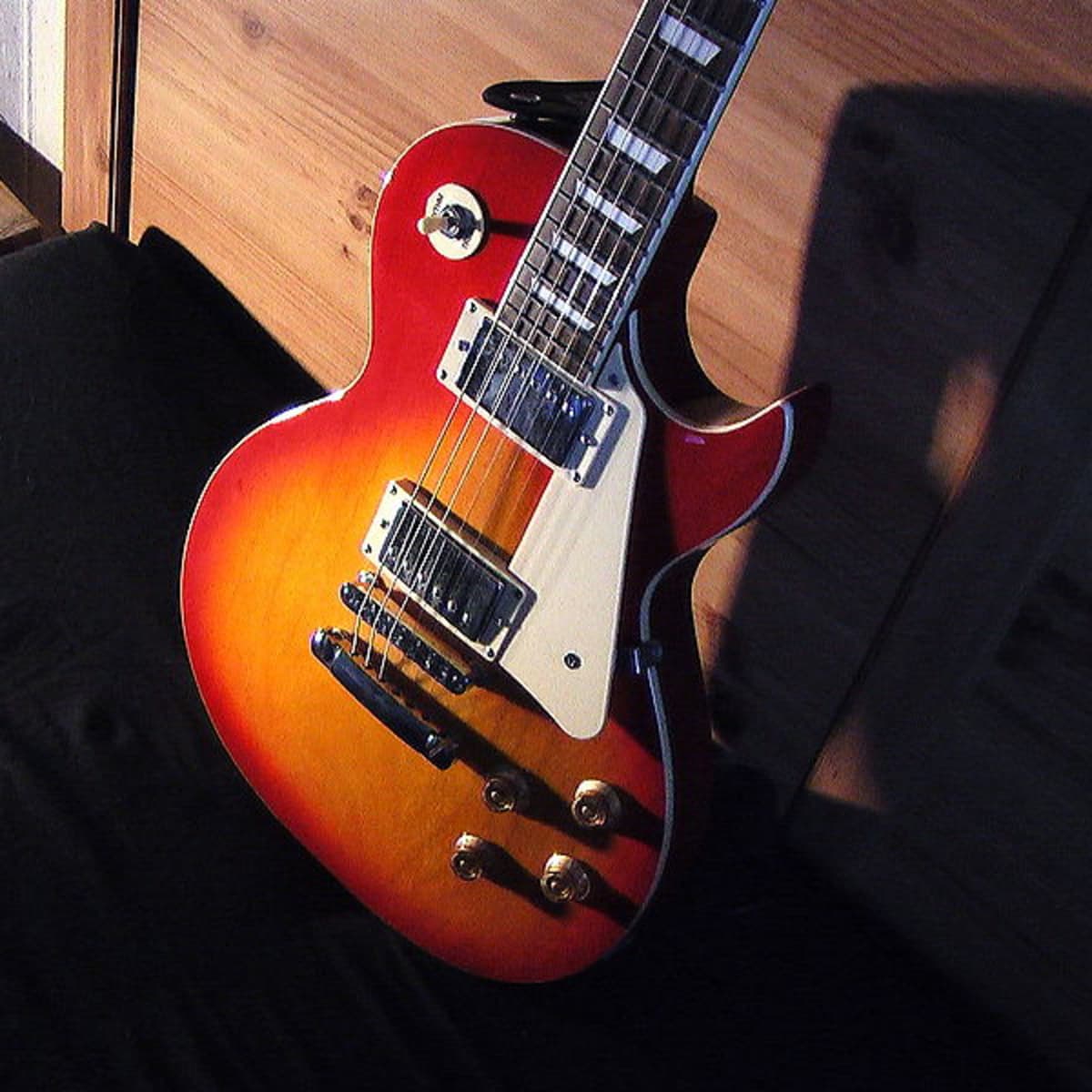 Gibson Les Paul Studio vs. Standard vs. Epiphone Review - Spinditty