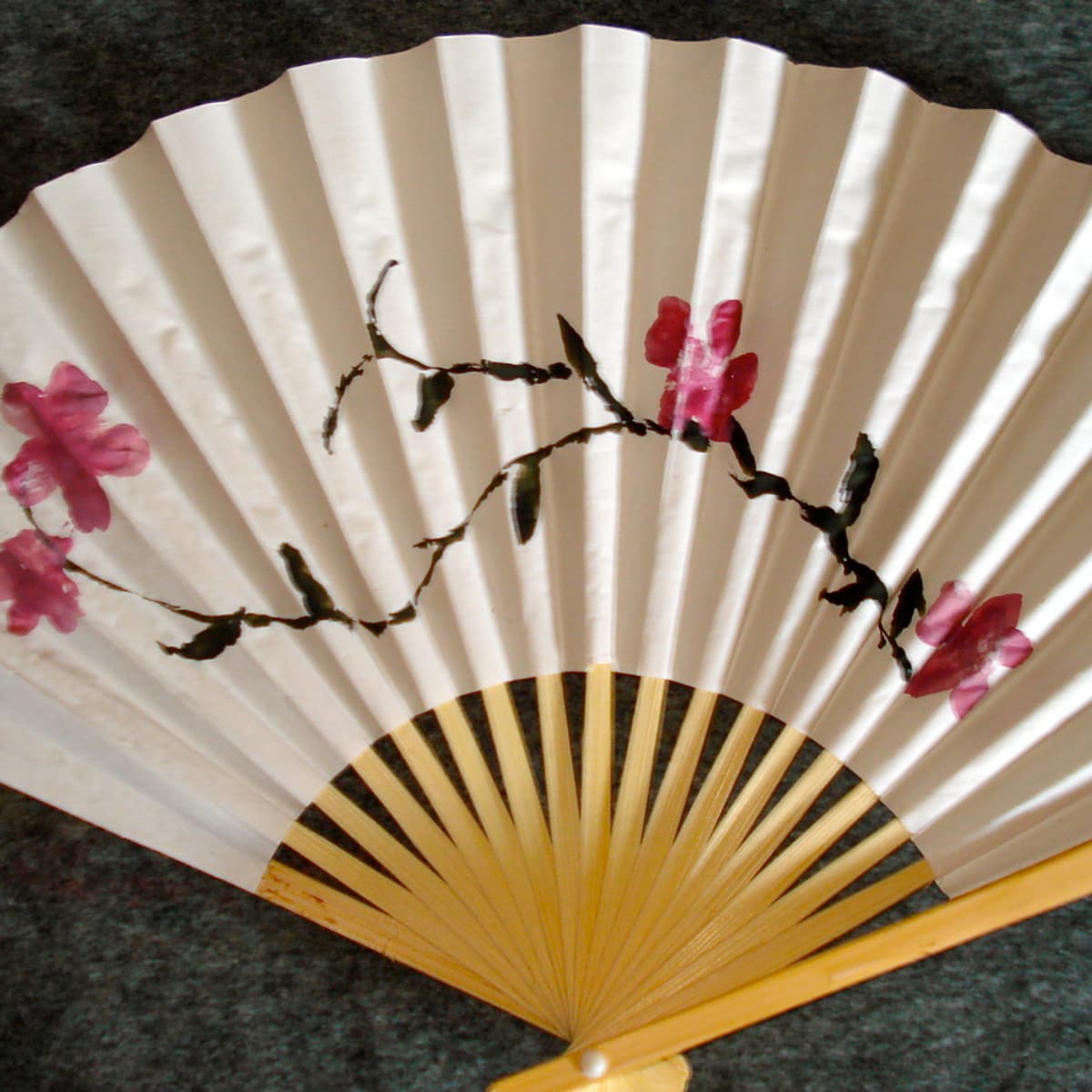 How to Paint a Fan: Instructions and Ideas - FeltMagnet