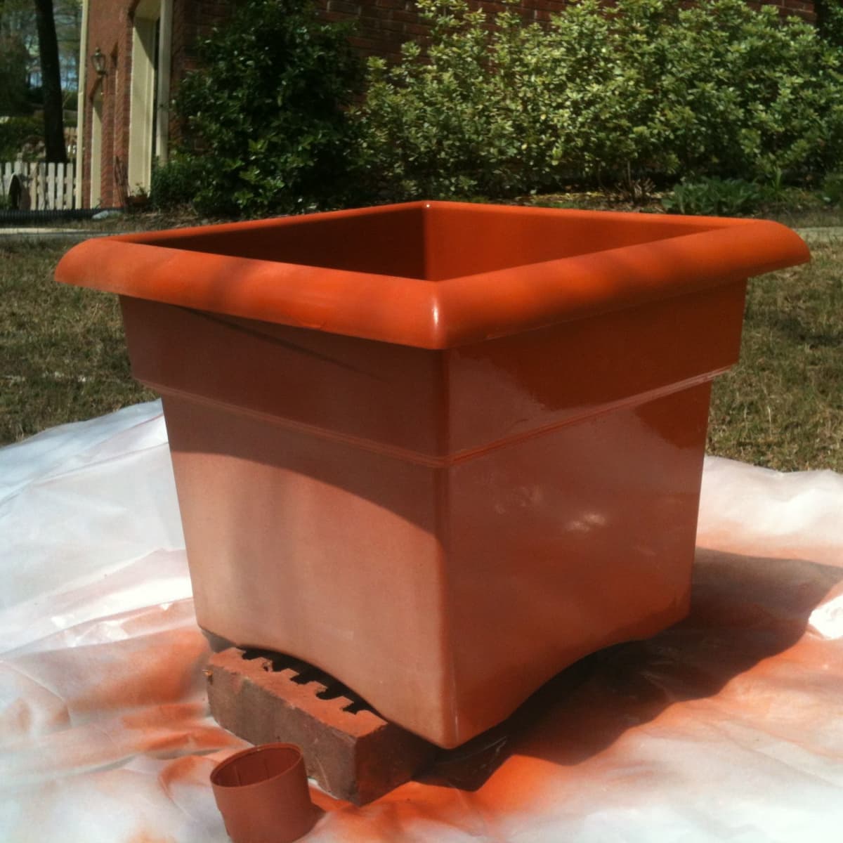 How to Spray Paint Plastic Planters in 7 Easy Steps