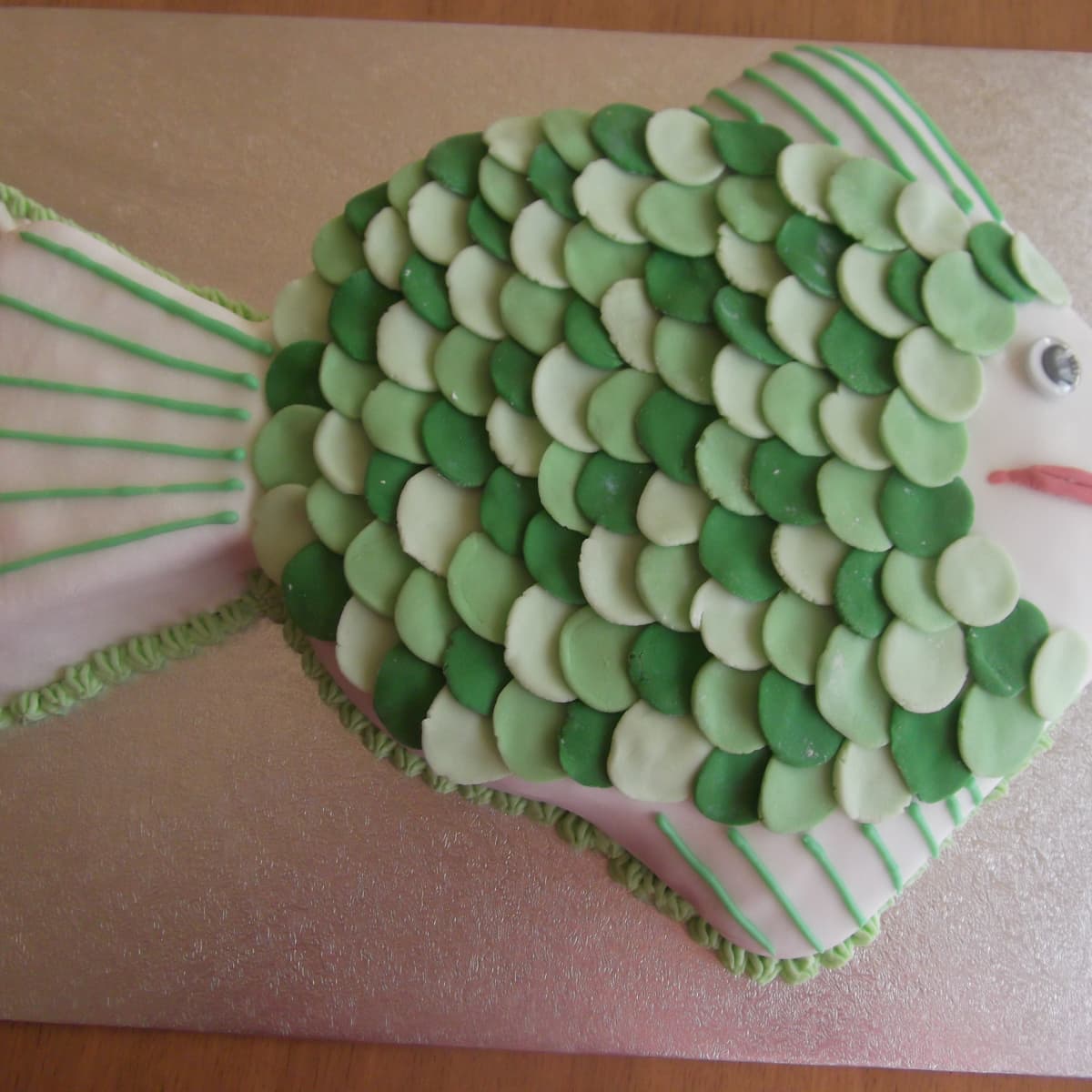 A Fish Cake - how to make and decorate a fish shaped celebration cake -  HubPages