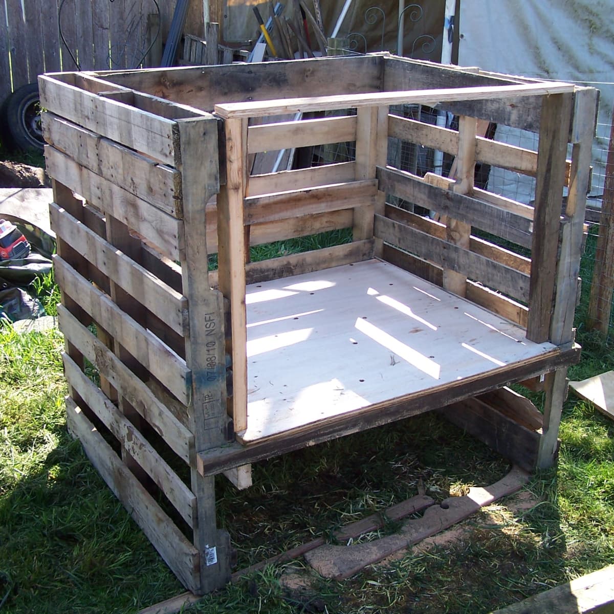 Potting Table and Compost Bin : Large-format Paper Woodworking Plan from  WOOD Magazine