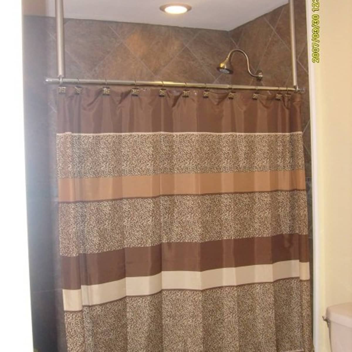 How to install a ceiling-mounted shower curtain