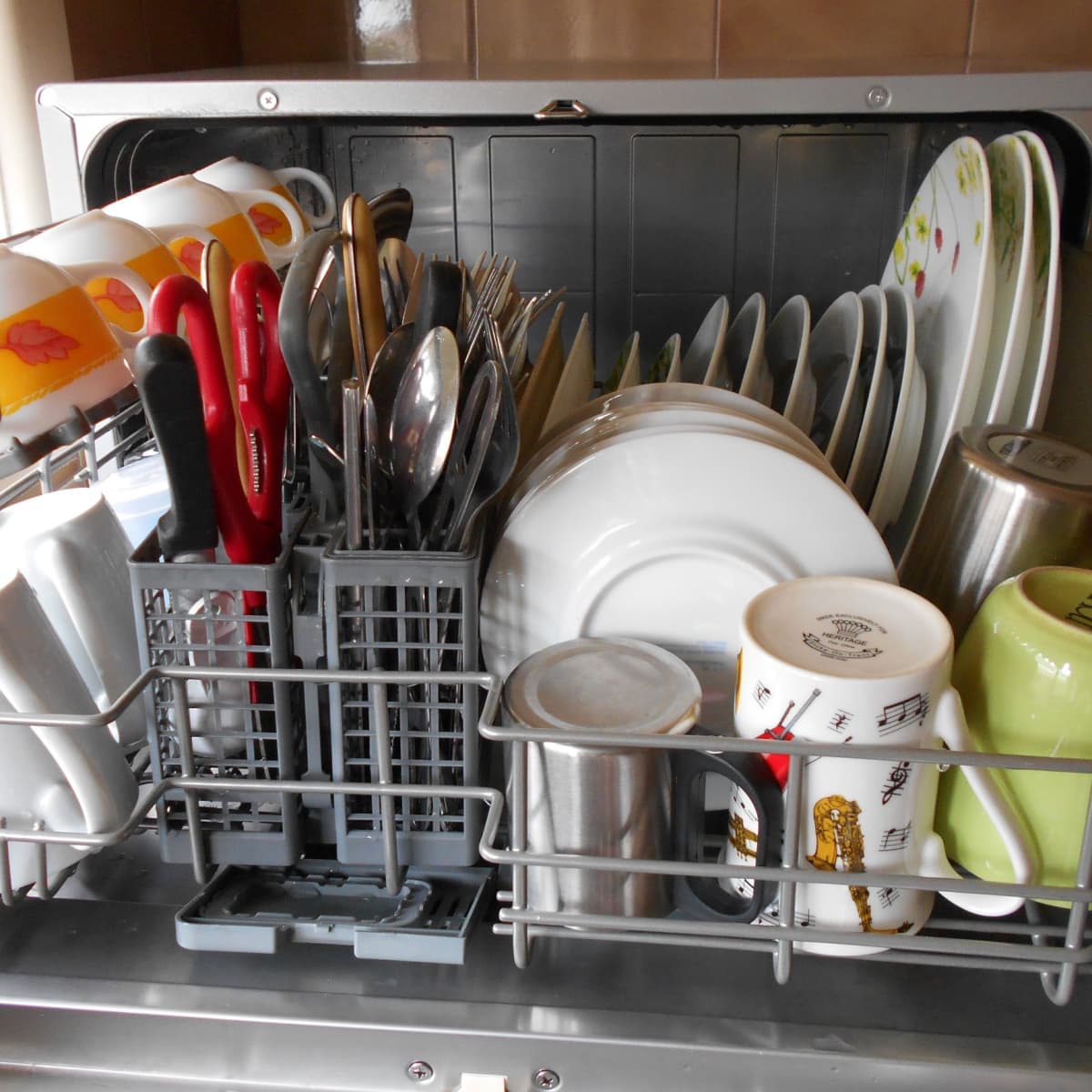 Кастрюли можно мыть в посудомойке. Посуда в посудомойке. Компактная посудомоечная машина кастрюли. Малогабаритная посудомойка для какастрюль. Посудомойка для кастрюль и сковородок.