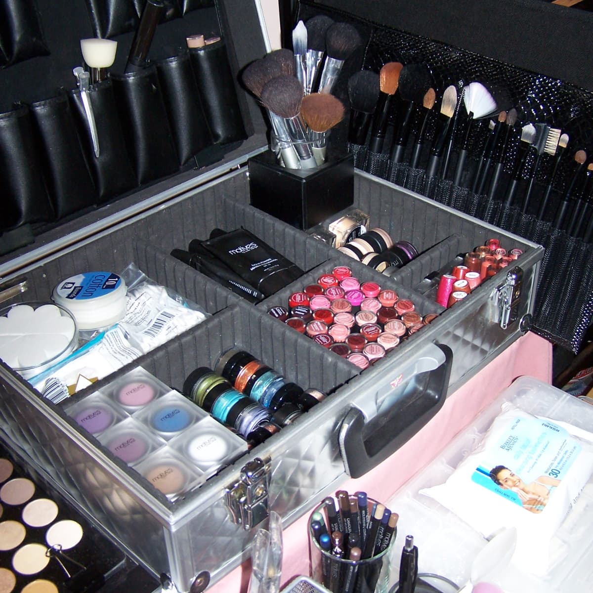 How to Put Together a Makeup Artist Kit - HubPages