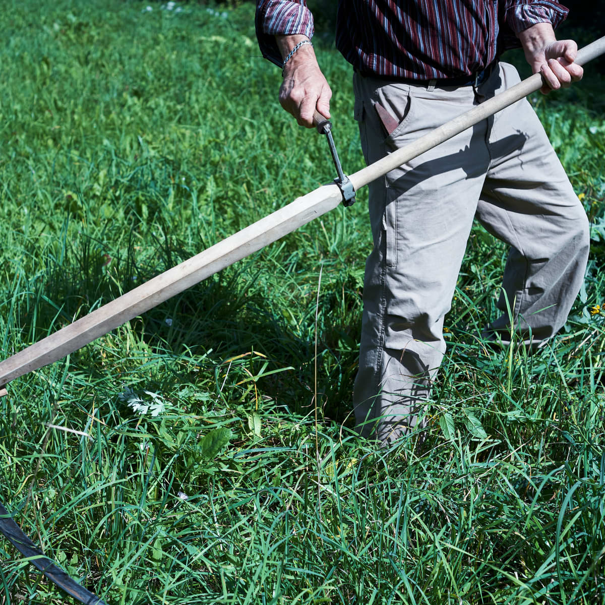 How to Mow With a Scythe - Dengarden
