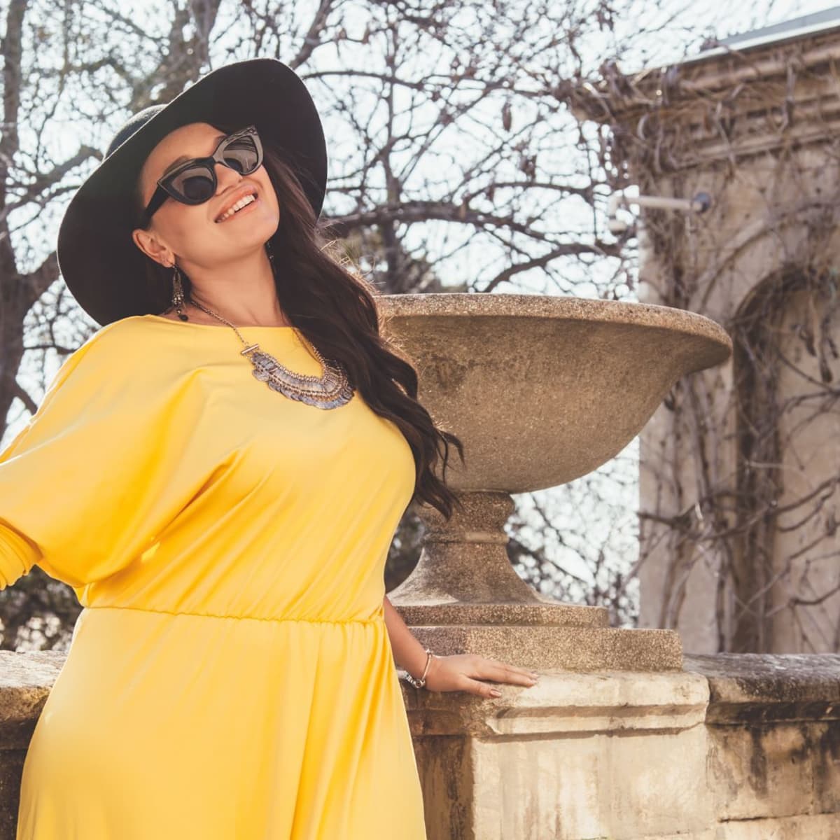 How to Accessorize Plus-Size Clothing - Bellatory