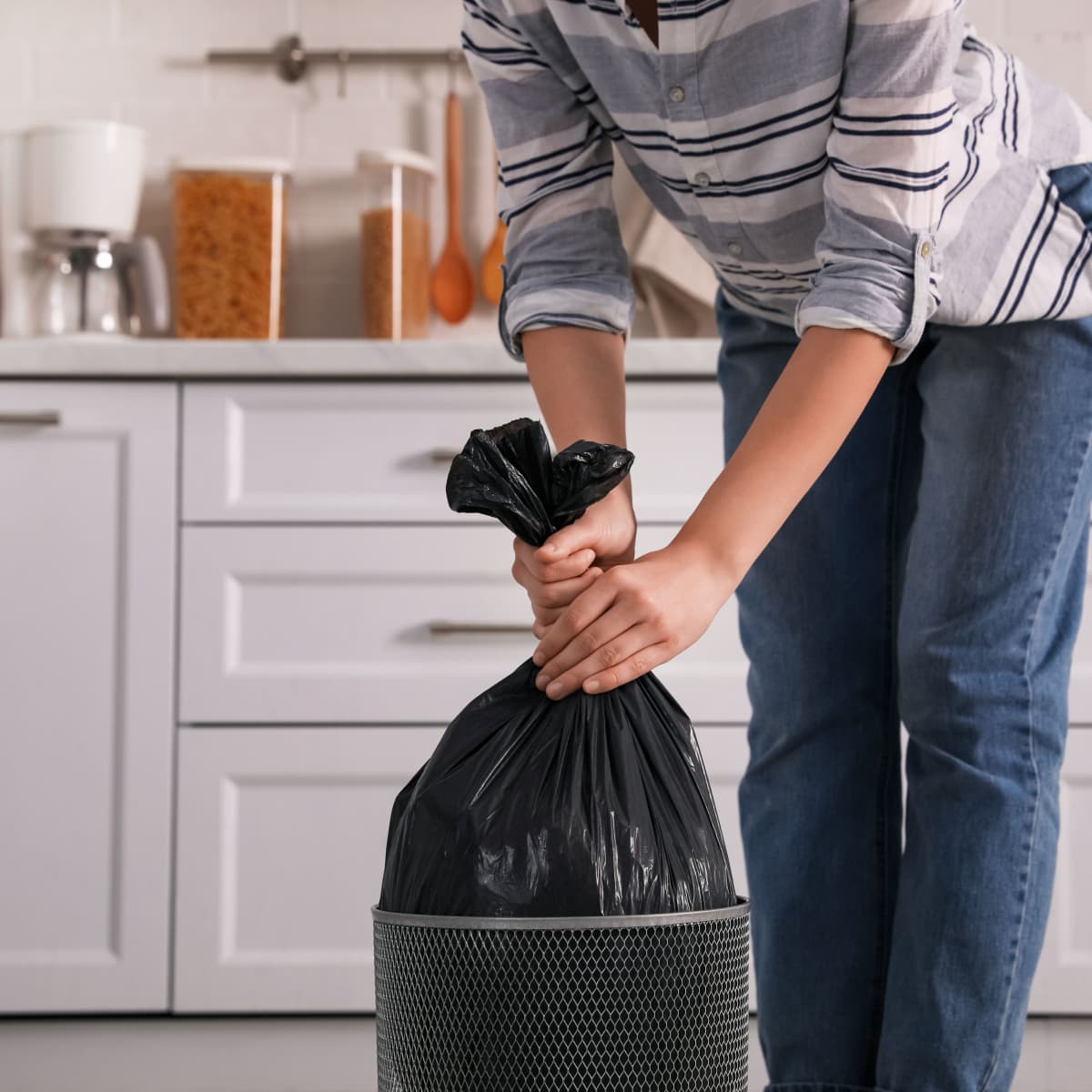 The genius trick that keeps trash bags from falling in - CNET