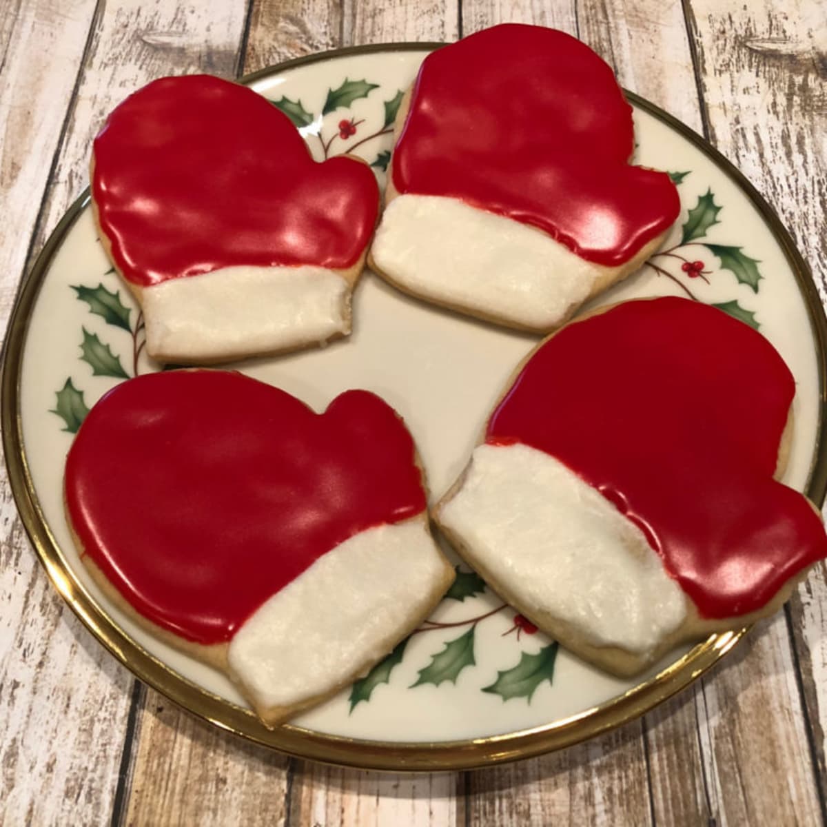 https://images.saymedia-content.com/.image/ar_1:1%2Cc_fill%2Ccs_srgb%2Cfl_progressive%2Cq_auto:eco%2Cw_1200/MTkxODkyMTA3OTIzODI2MTYy/old-fashioned-sugar-cookies.jpg