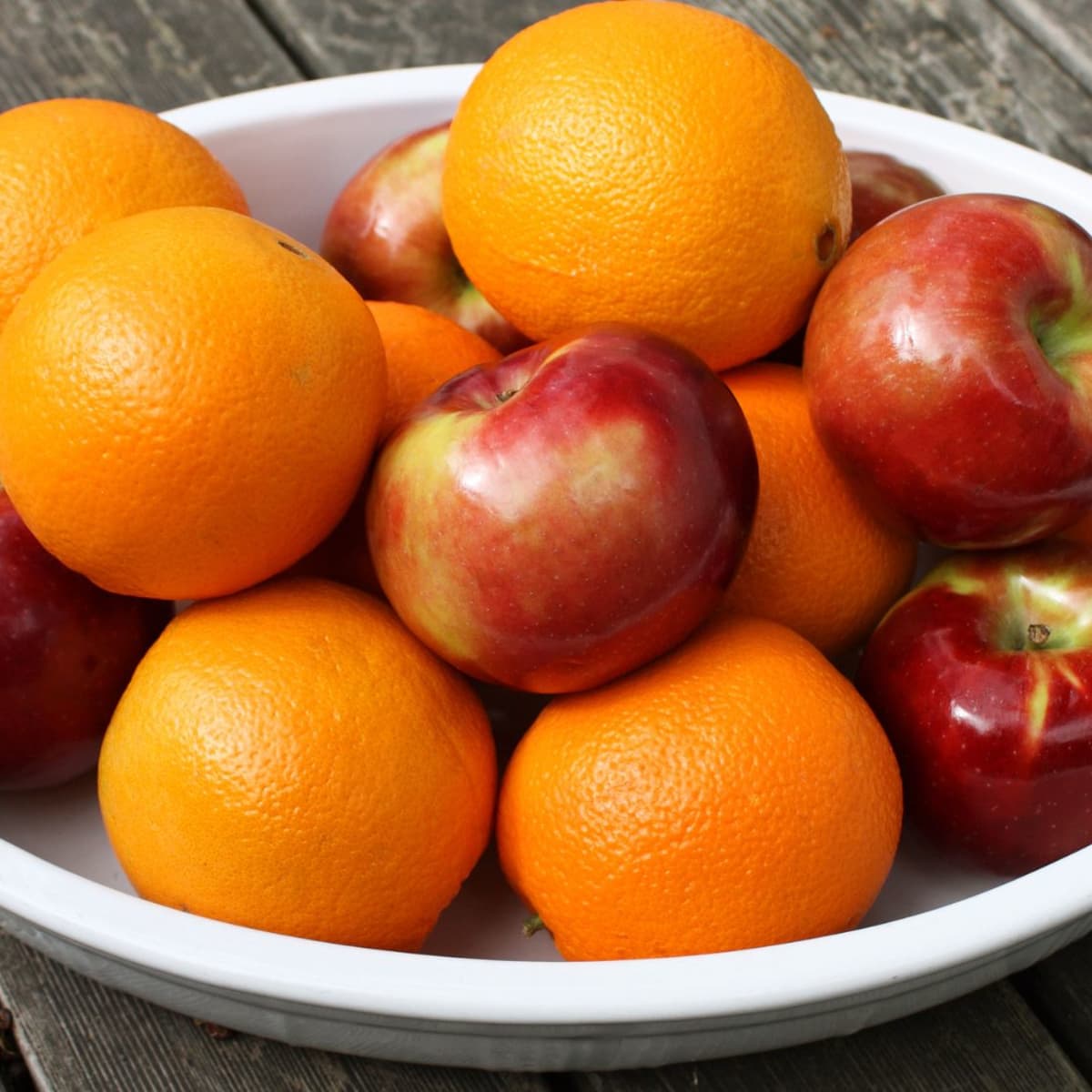 Health Benefits of Red Apples - CalorieBee