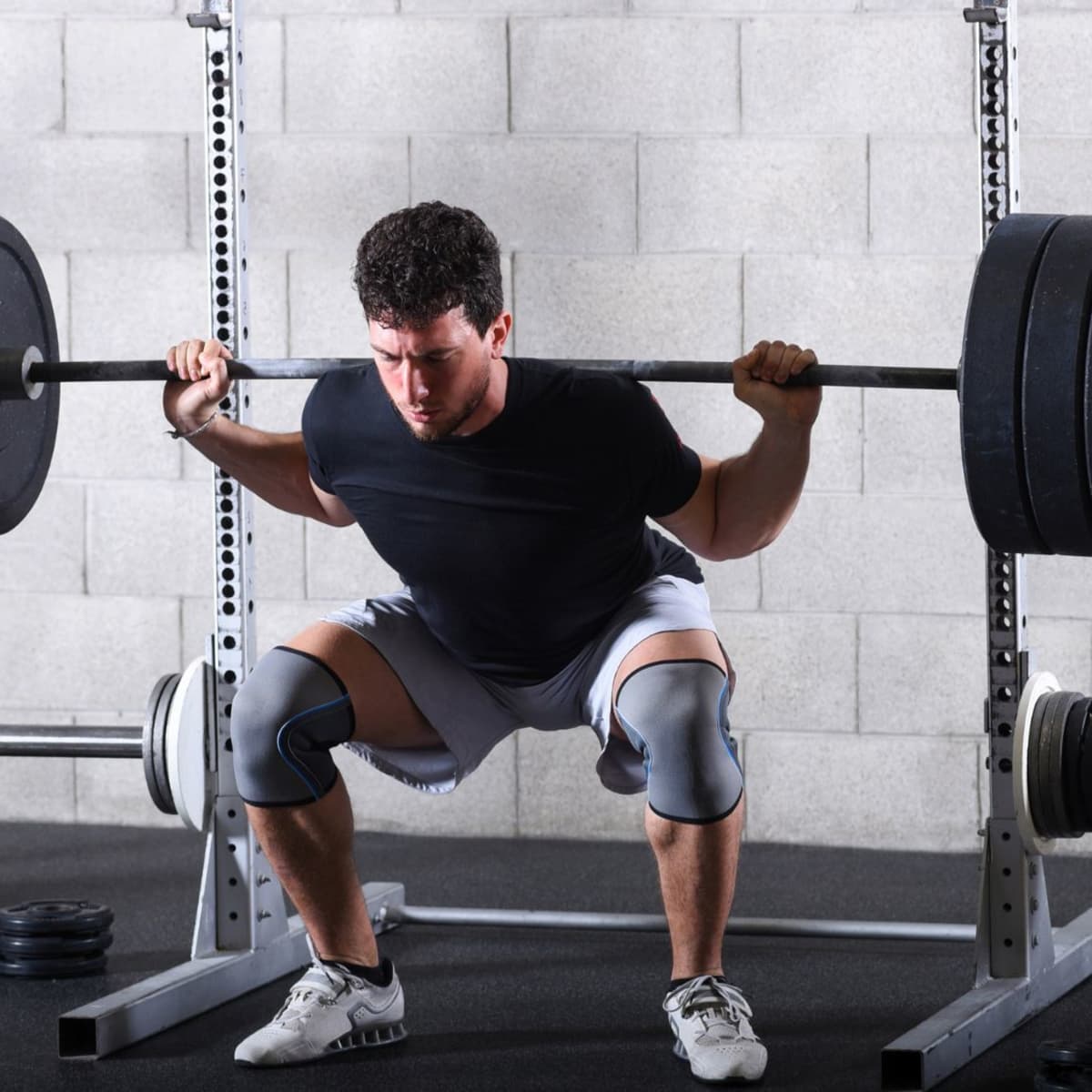 Back Squats vs. Front Squats: Which Is Better? - CalorieBee