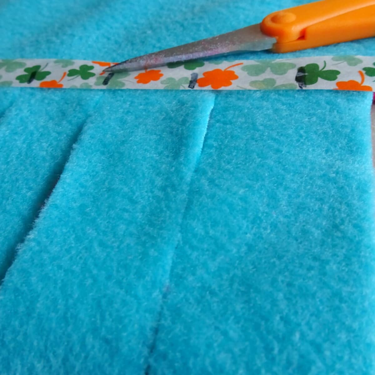 How to Make an Easy No-Sew Tie Fleece Blanket - FeltMagnet