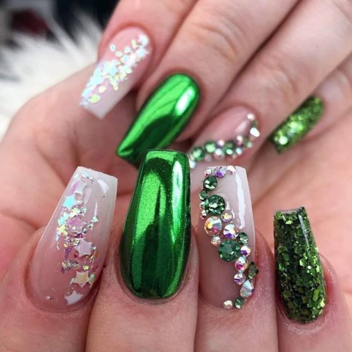 Top Nails - Green nails with Christmas flower nail art. #topnails  #dippowder #snsnails #notpolish #noacrylic #ombrenails #dippingpowder |  Facebook