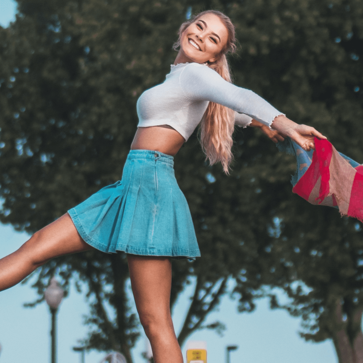 How to Gracefully Wear a Short Miniskirt - Bellatory