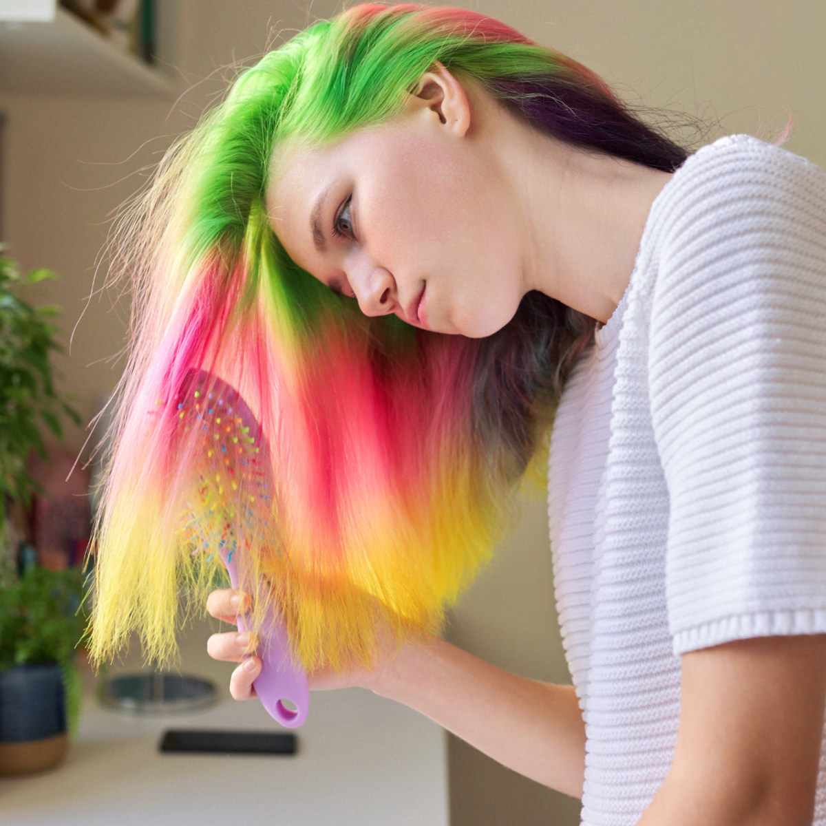 https://images.saymedia-content.com/.image/ar_1:1%2Cc_fill%2Ccs_srgb%2Cq_auto:eco%2Cw_1200/MTk5NDEzMzQ0NTk0NTY5MTY2/how-to-dye-hair.png