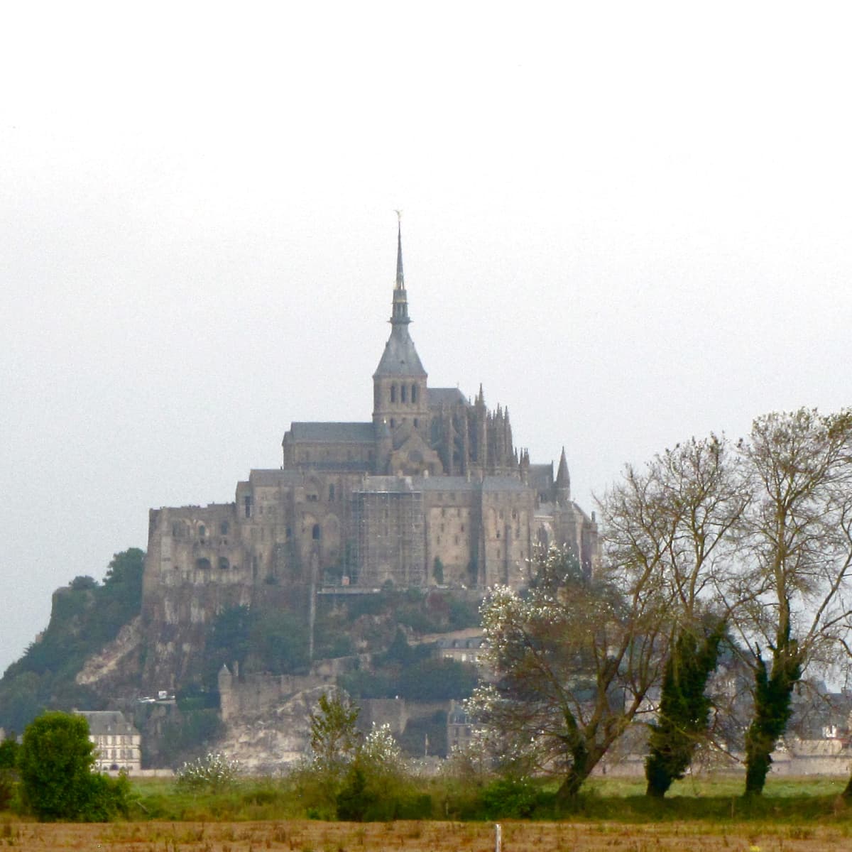 西嶋俊親、『風涛杳然（LE MONT-SAINT MICHEL）』 File:Le Mont Saint-Michel.jpg - Wikimedia Commons