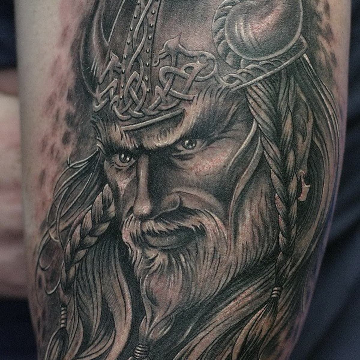 татуировка викинг на руке