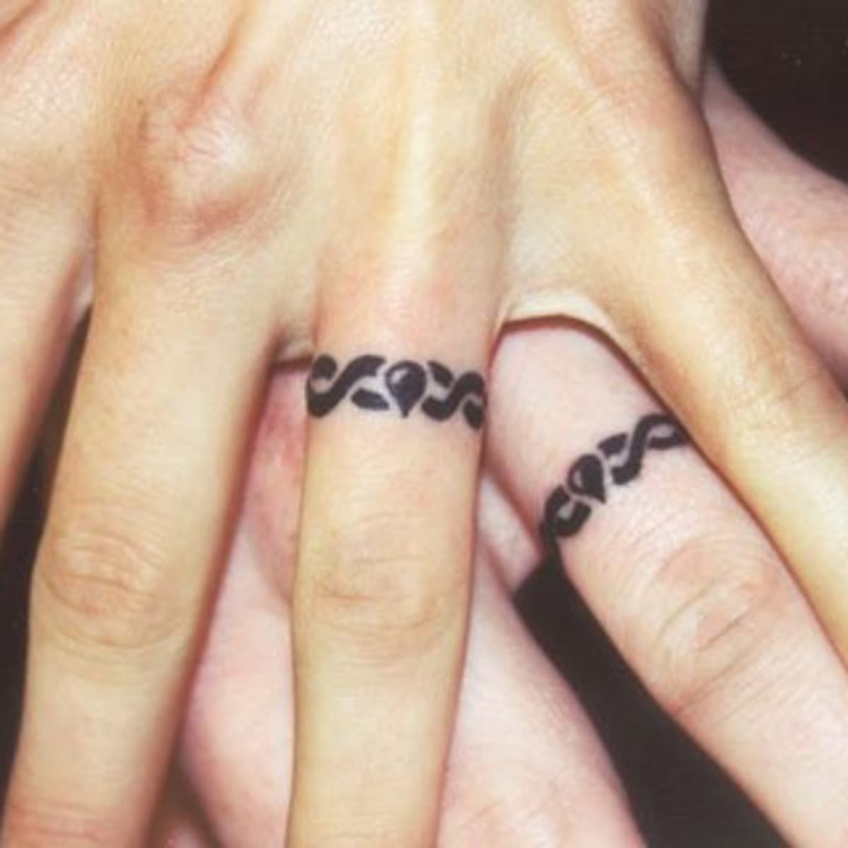 татуировка кольцо на безымянном пальце