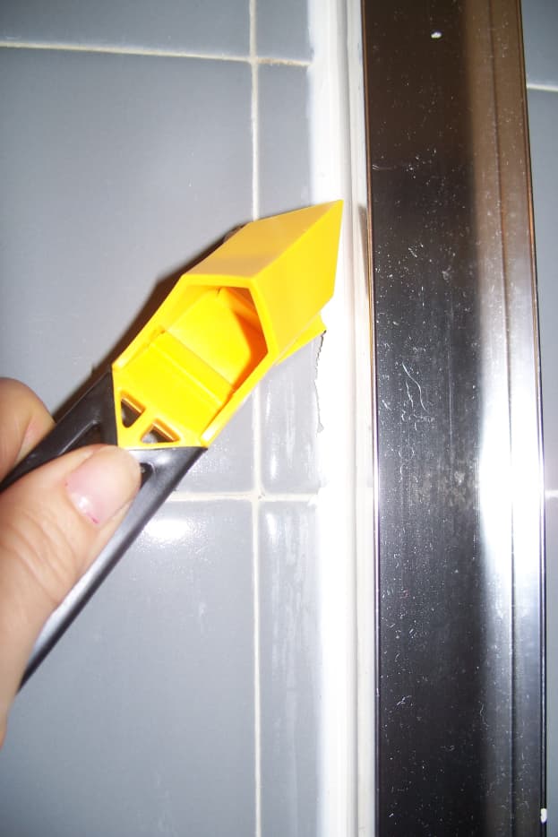DIY Guide to Remove Shower Doors From a Bathtub Dengarden