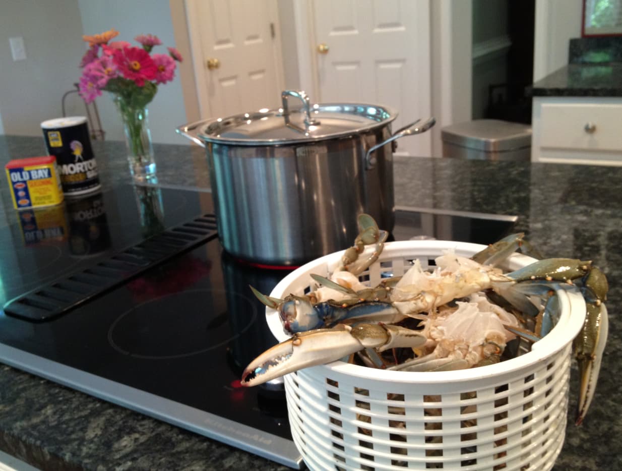 cleaning blue crab