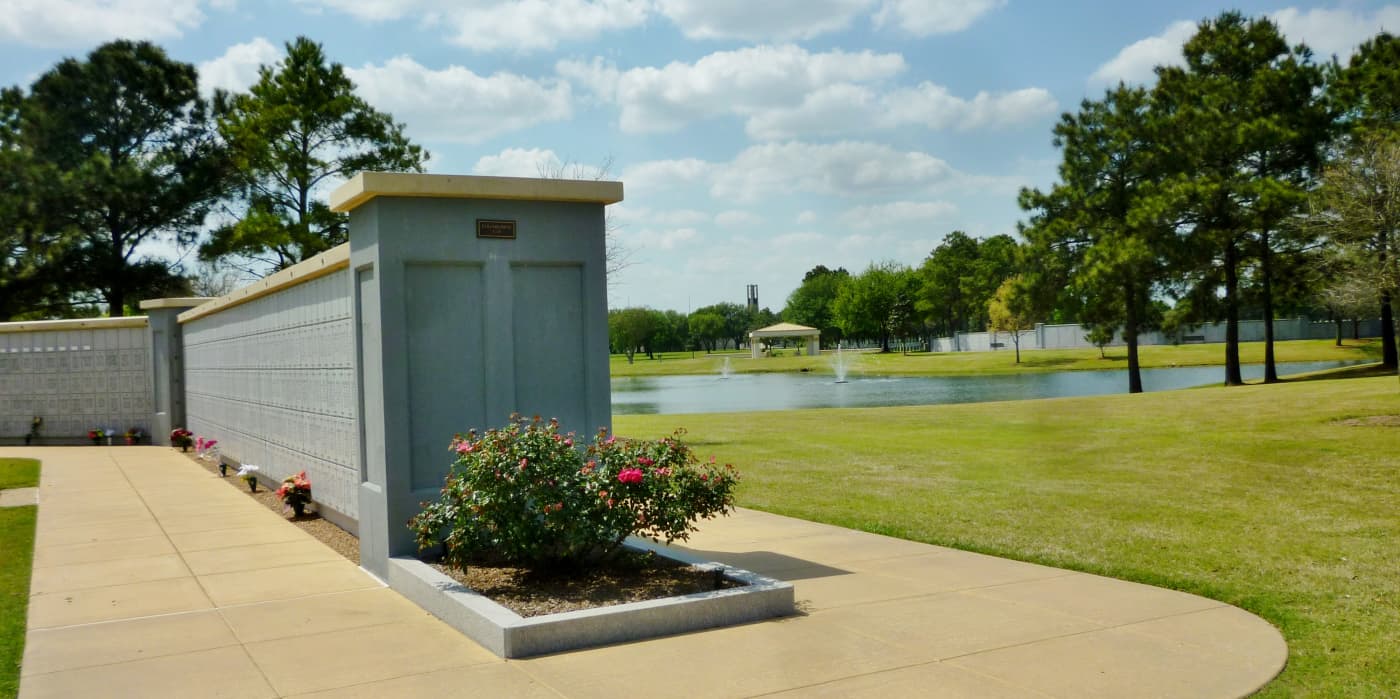 Visiting the Stunning Houston National Cemetery and Hemicycle