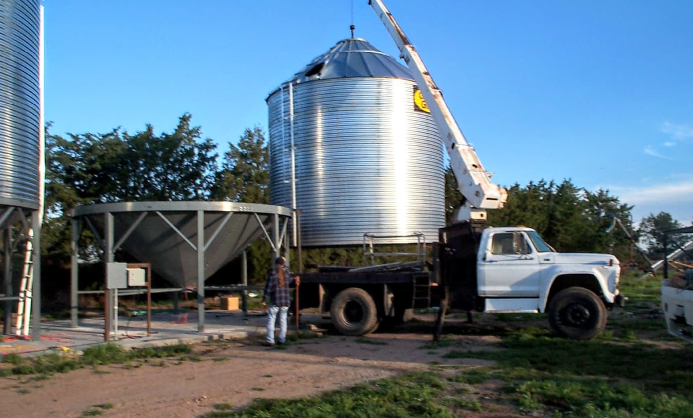 How to Build a Grain Bin with a Hopper--Lifting and Securing Bin to ...