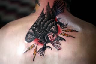 Tatouage de corbeau par Justin Dion.