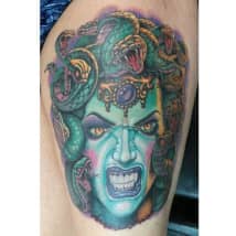 Horror - stijl Medusa tattoo.