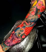 댄 아리에티에 의해 다채로운 일본어 뱀 문신.