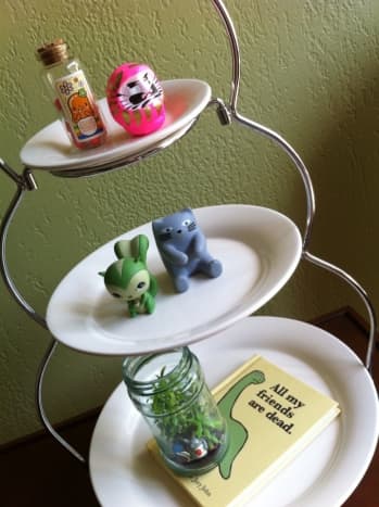 Serving plates + geeky objects = cute! 